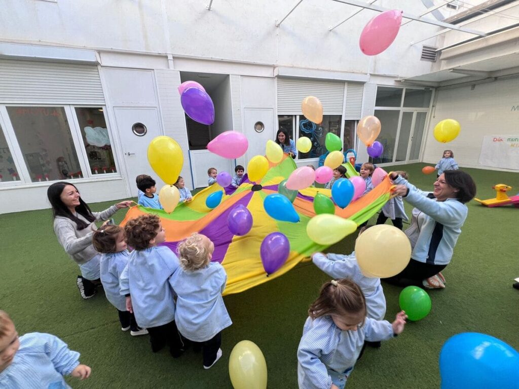 En Mi Pequeño Mundo CEI entendemos que el entorno no es un elemento neutro, sino un factor activo que influye directamente en cómo los niños se sienten, se relacionan y se expresan. Por eso, el papel del entorno en el desarrollo emocional del niño de 0 a 3 años es fundamental.