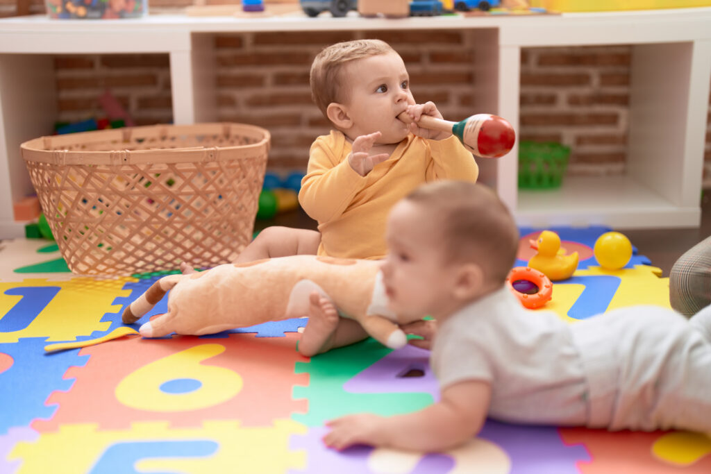 En Mi Pequeño Mundo CEI entendemos que la importancia del juego libre en la primera infancia va mucho más allá del entretenimiento: es una herramienta esencial para el desarrollo emocional, social, cognitivo y motor de los niños de 0 a 3 años.